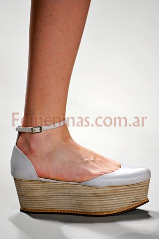 Calzado sandalias zapatos tendencia moda verano 2011 derek lam detail